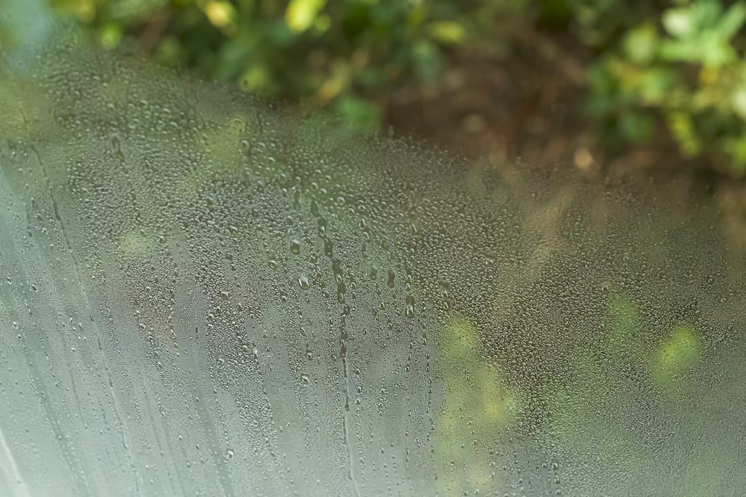 Gros plan macro de gouttelettes de vapeur sur du verre