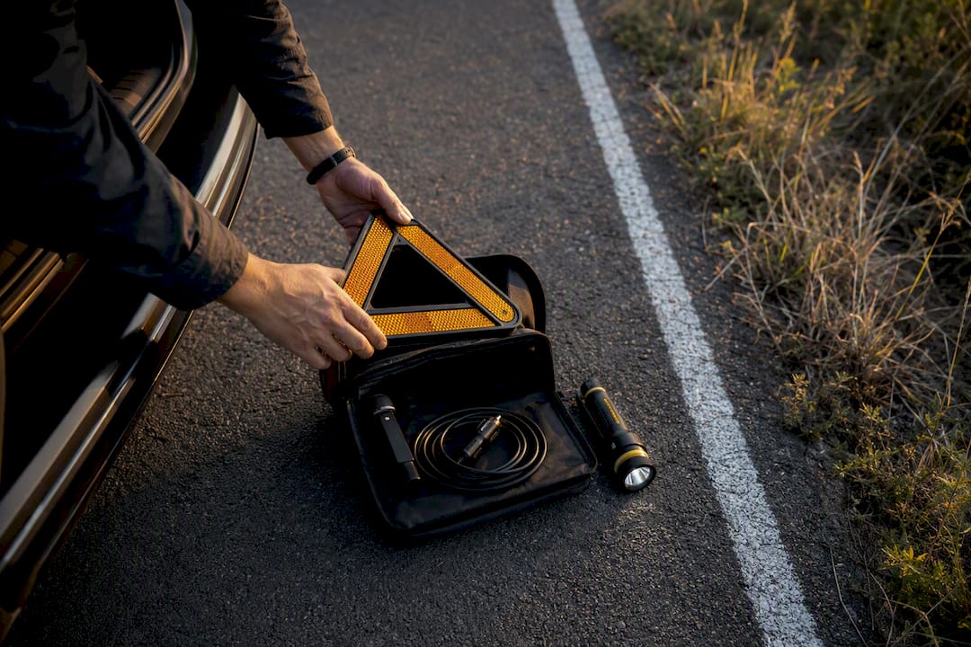 Emergency kit with triangles flashlight charger