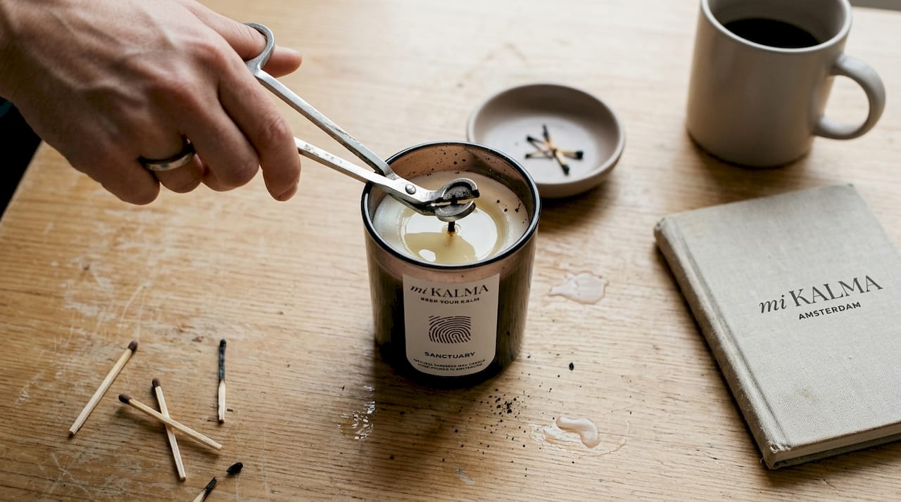 Hand trimming candle wick with trimmer
