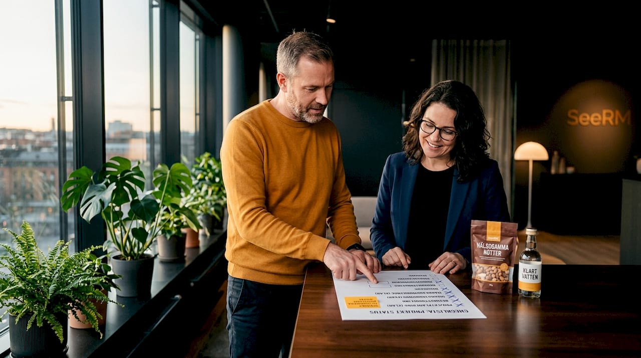 Kollegor går igenom en checklista för att säkerställa att inga steg i arbetsprocessen har missats.