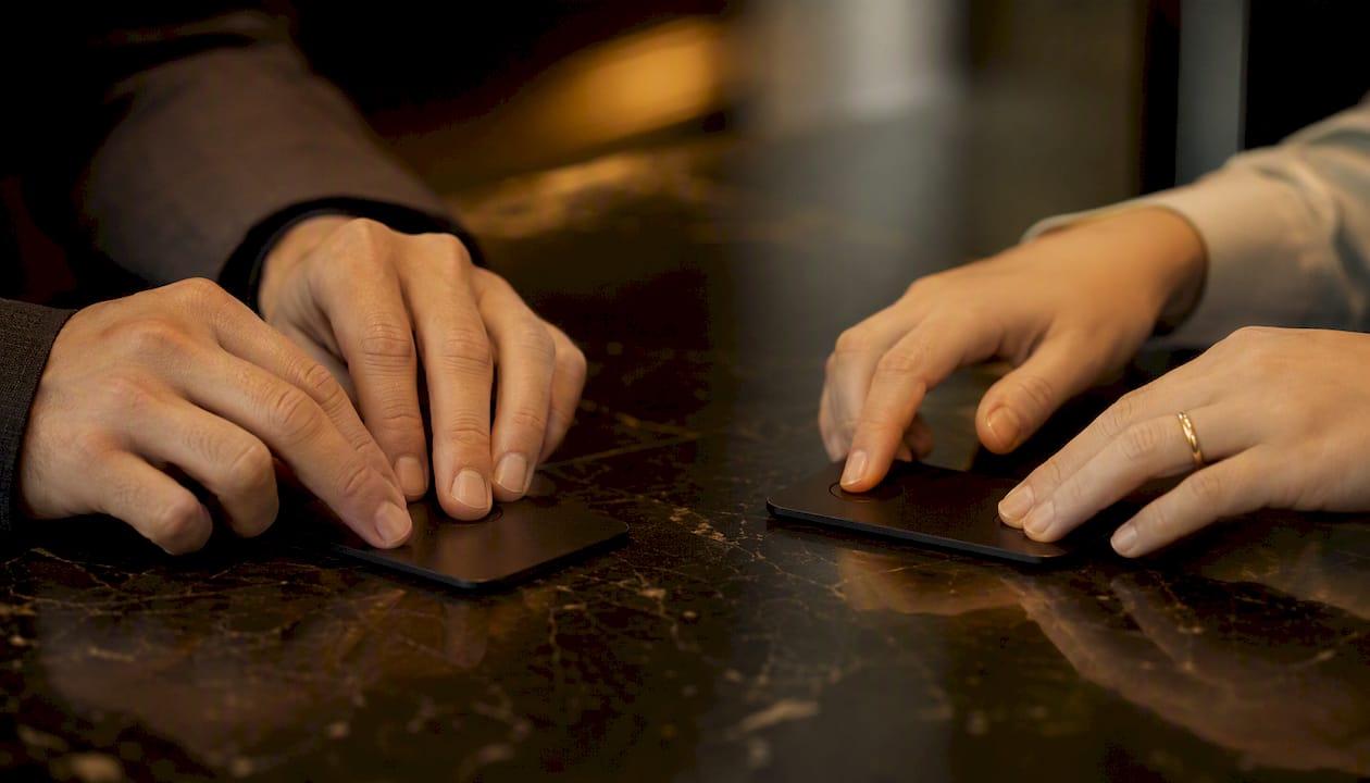 Två personer tecknar samtidigt med varsin hand