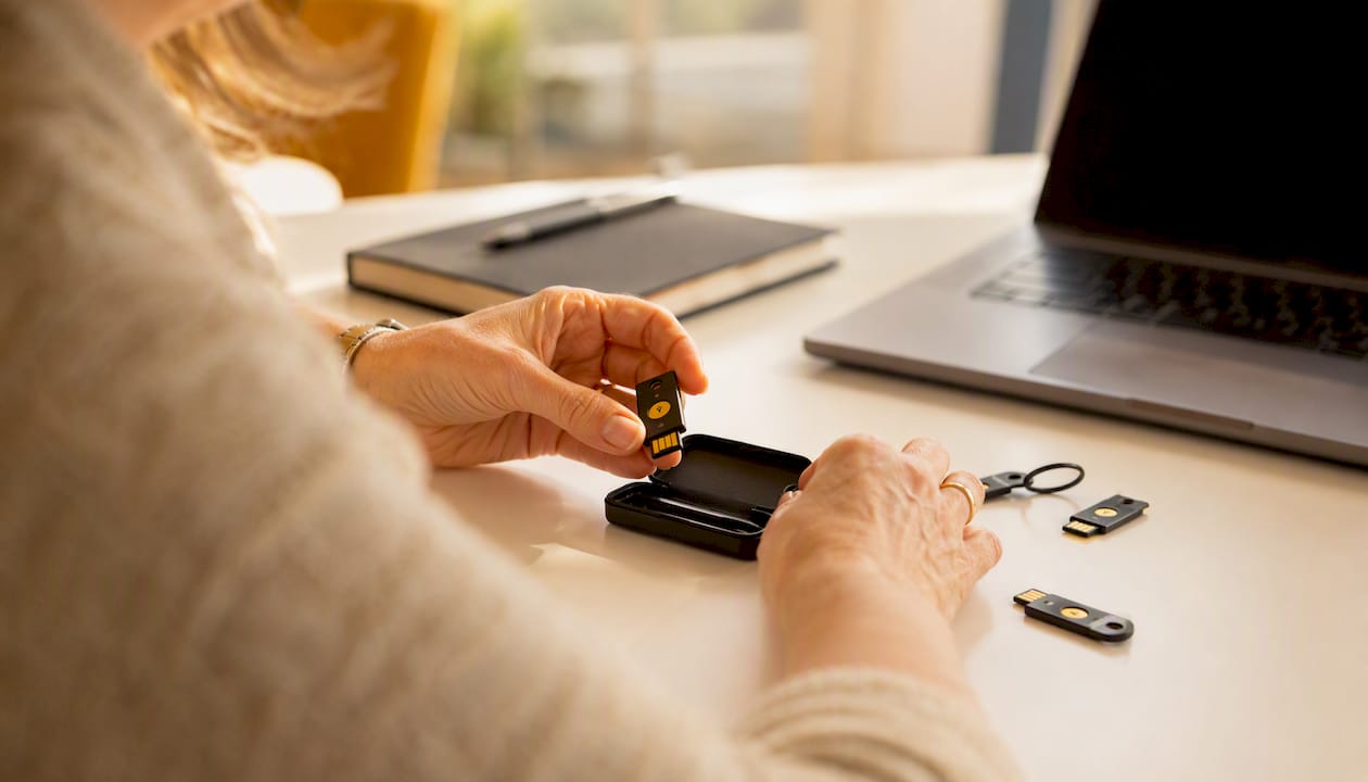 Händer som sorterar digitala signeringsenheter på skrivbordet