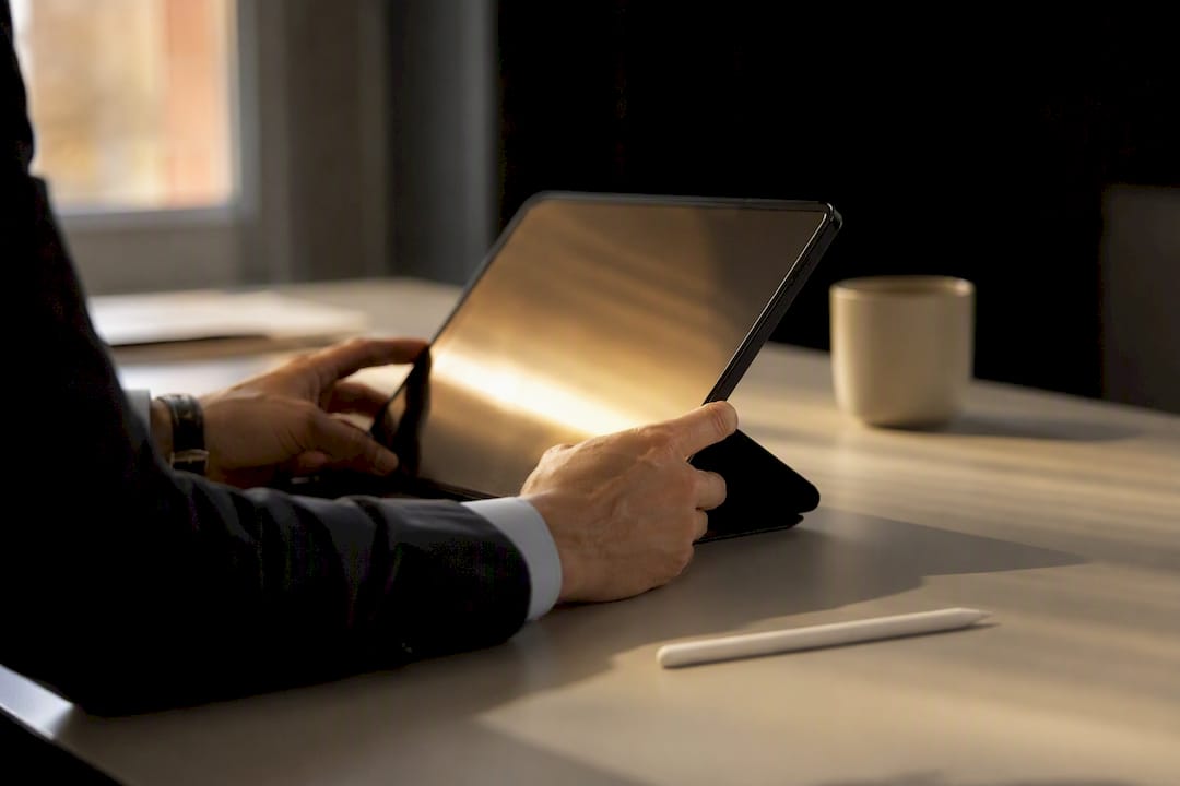 Händer som justerar surfplatta för att göra SEO-ändringar