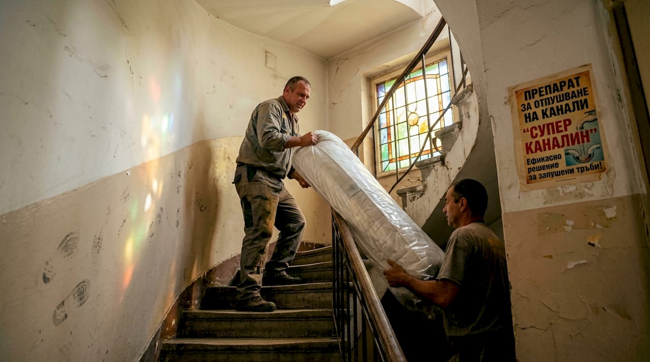 Изнасяне на матрак по тясна стълба