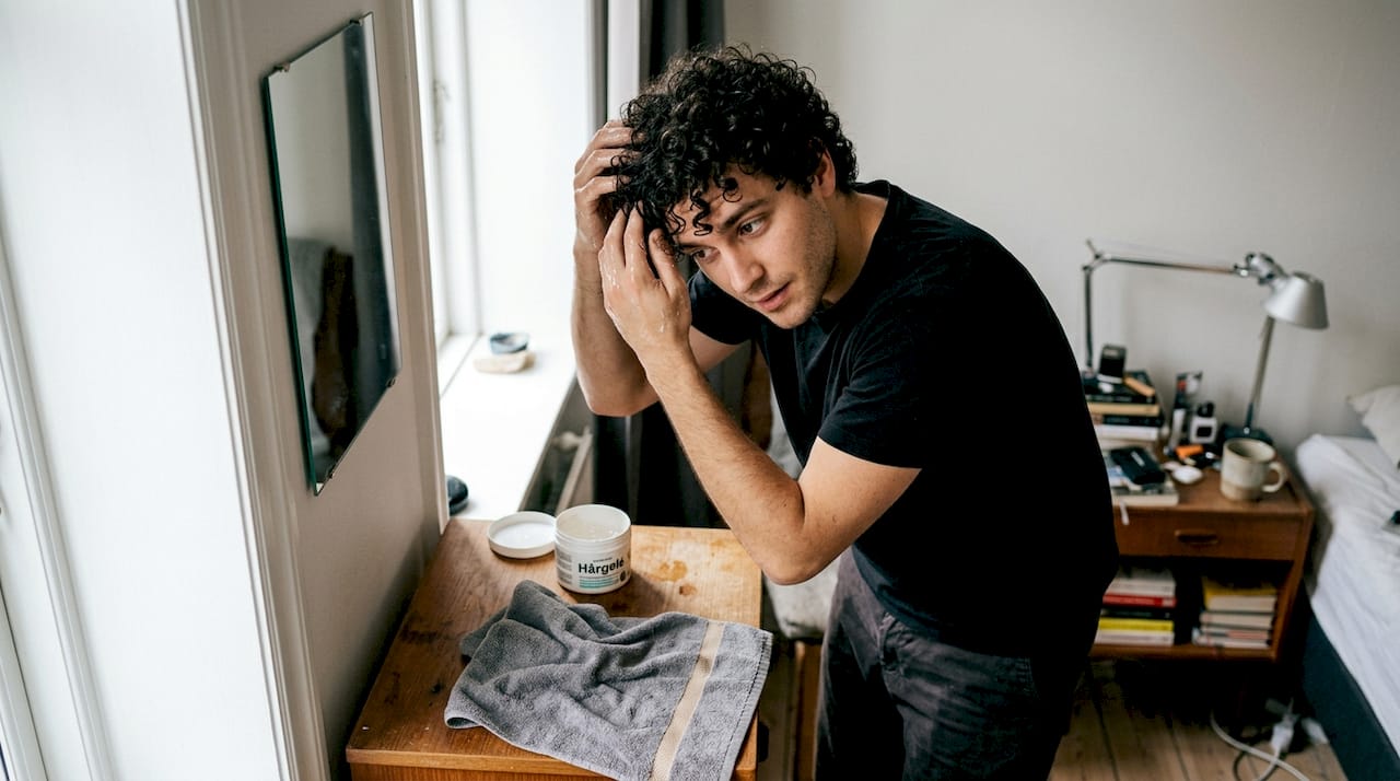 Mand styler sine krøller med hårgelé