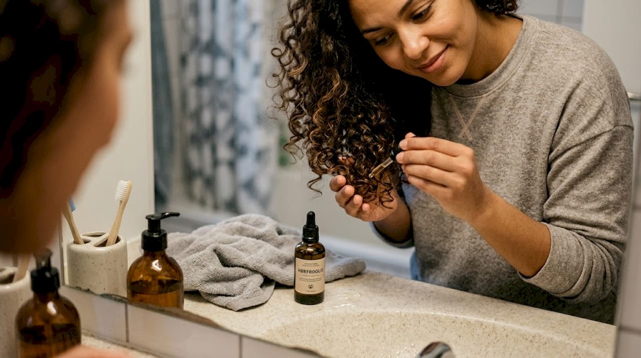 Hvis du har krøllet hår, kan det være en rigtig god idé at komme lidt olie i spidserne, inden du går i seng. Det hjælper med at holde håret blødt og modvirker tørre og slidte spidser natten over.