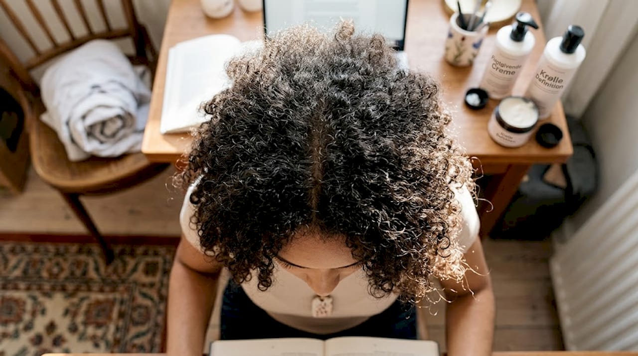 Krøller med tørt og kruset hår i toppen