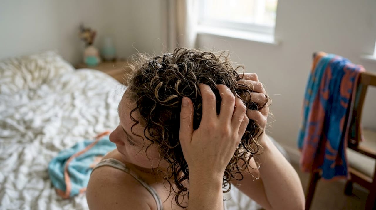 Hænder mærker efter, om krøllerne er tørre og stadig har den rette form.