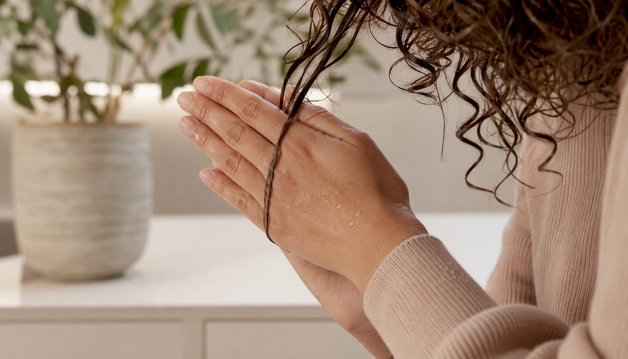 Tæt på: gel fordelt i krøllet hår