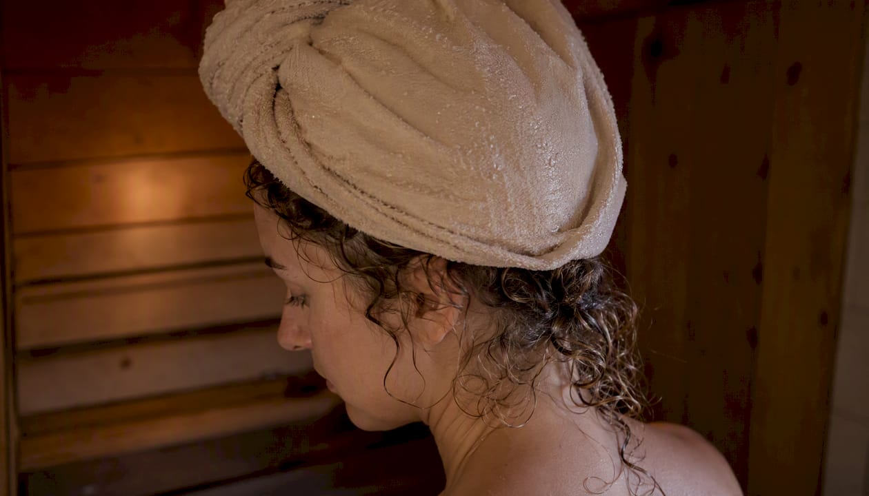 Krøller beskyttet under en fugtig turban