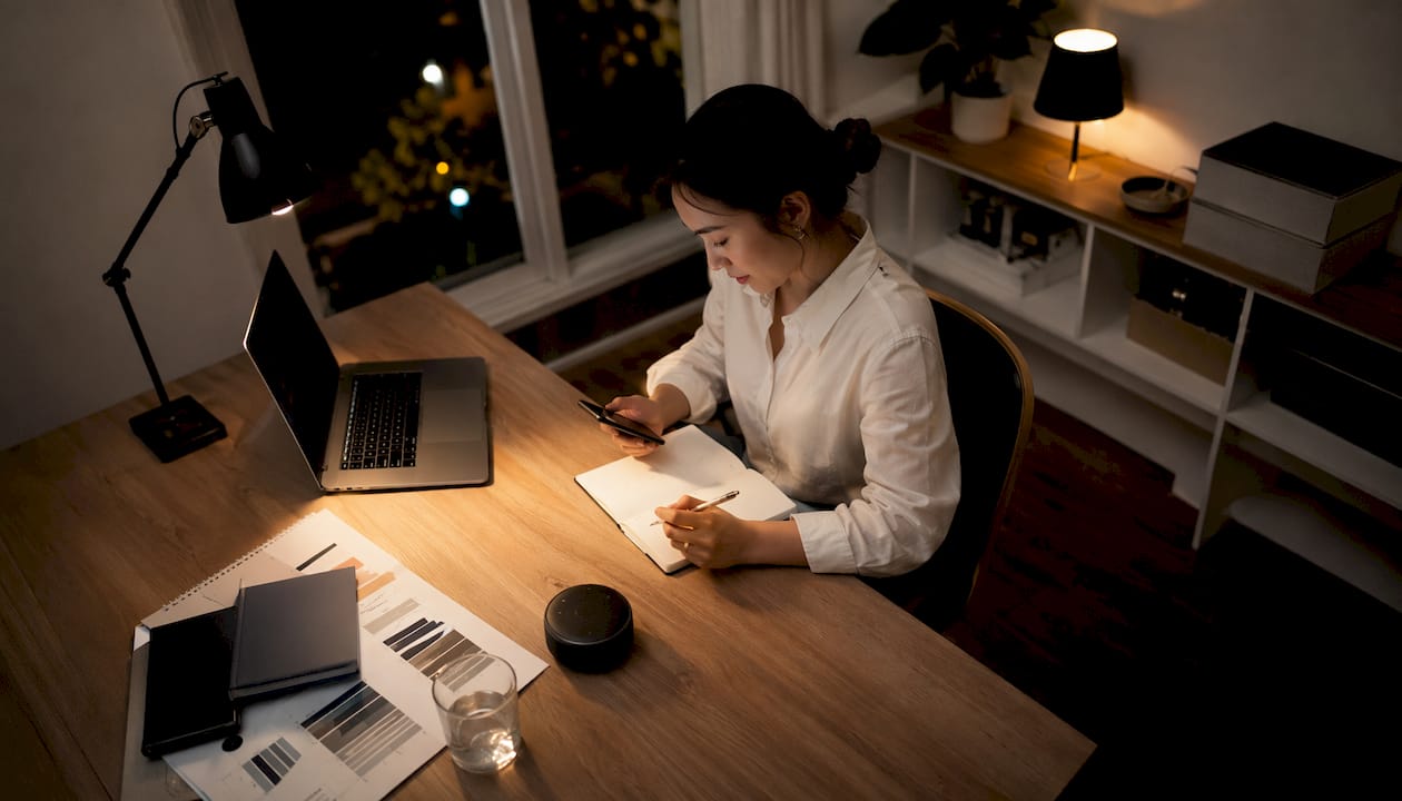 Agent multitasking with smartphone and notes in office