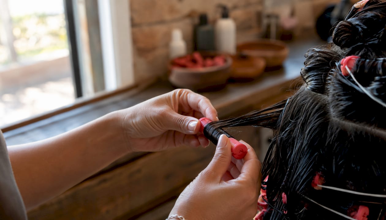 Hands wrapping hair around flexi rod