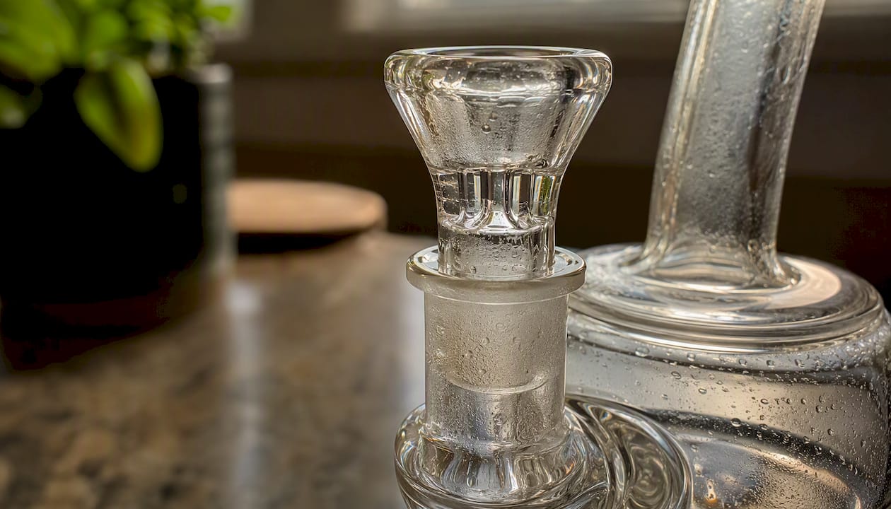 10mm bong bowl on compact dab rig close-up