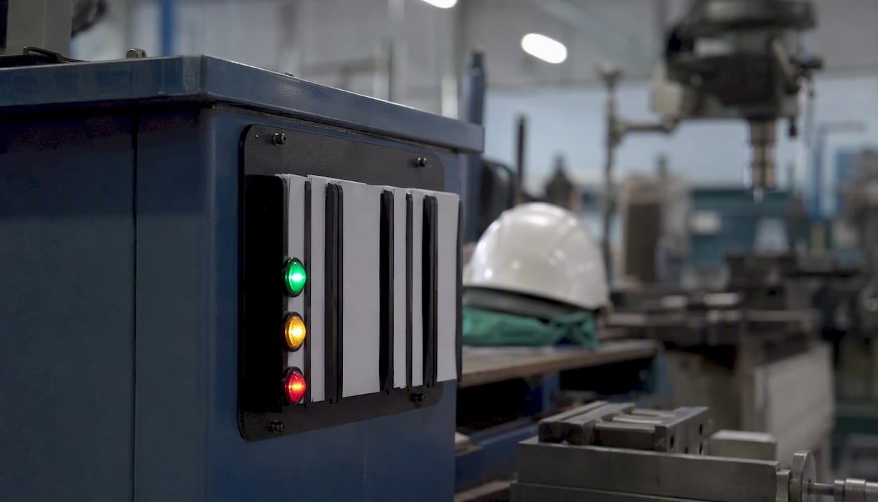 Visual status board on manufacturing workbench