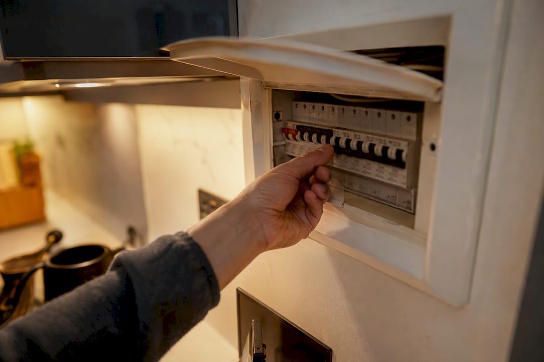 Hand resetting electrical breaker switch