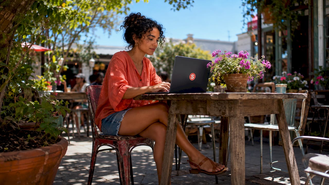 Mains tapant sur un ordinateur portable dans un bureau de restaurant
