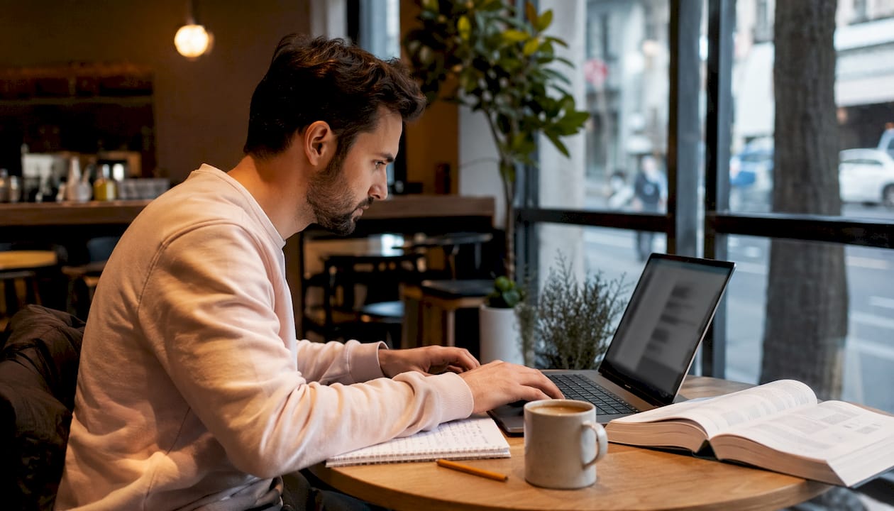 Man using desktop for reverse phone lookup
