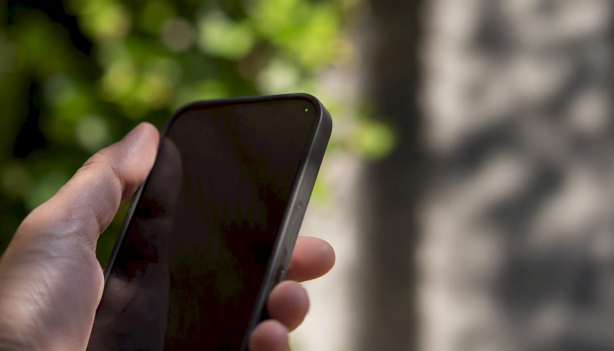Smartphone showing green dot activity indicator