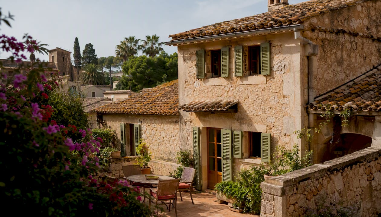 Typisch mallorquinisches Landhaus mit Terrakotta-Ziegeldach und Fassaden aus traditionellem Marés-Stein.