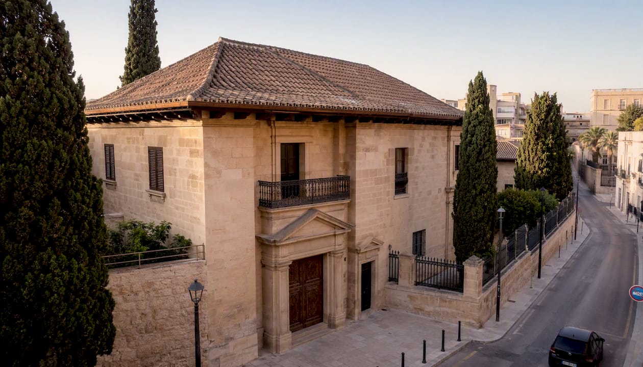 Das Gebäude des Grundbuchamts auf Mallorca von außen betrachtet