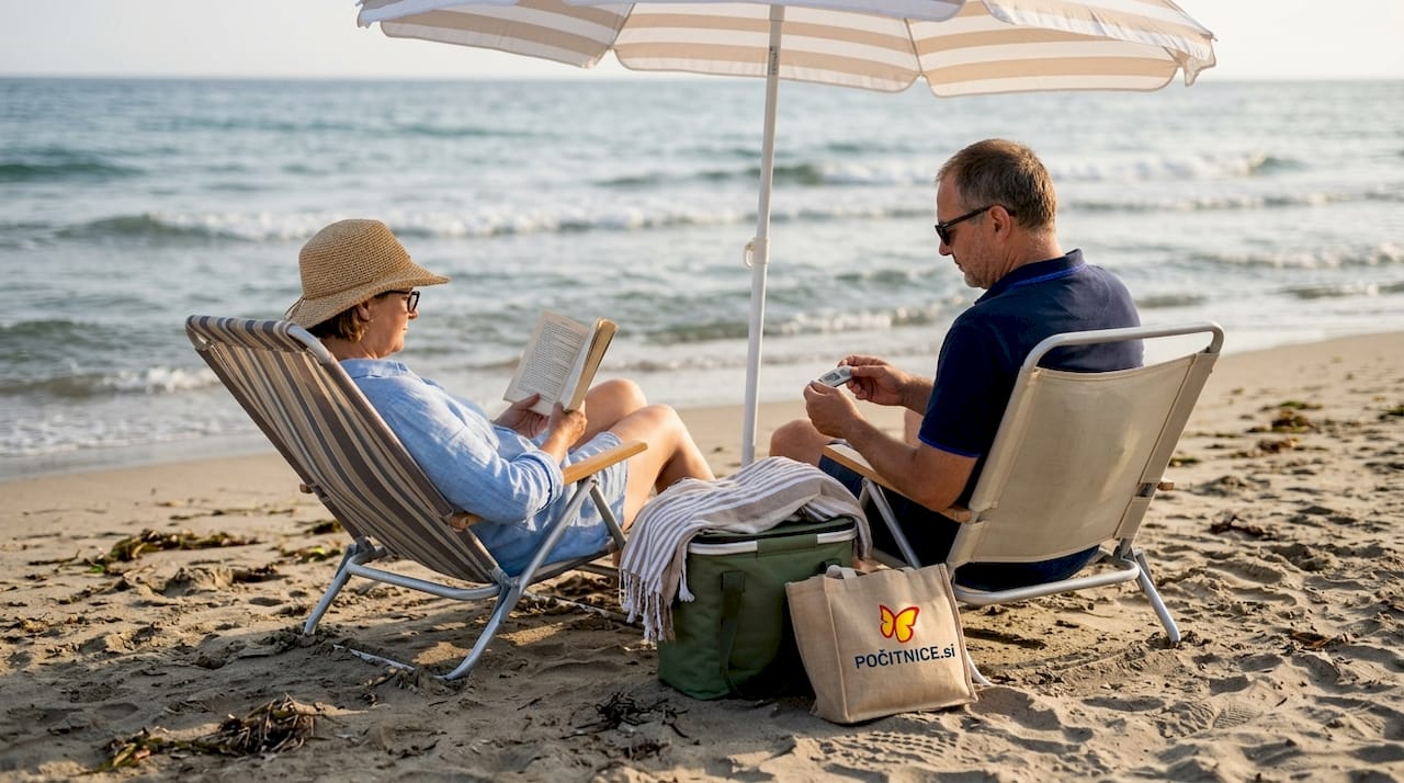 Par uživa v mirnem popoldnevu na skoraj prazni plaži ob koncu poletja.