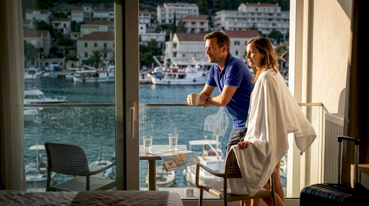 Par uživa v čudovitem razgledu s hotelskega balkona na Hvaru.