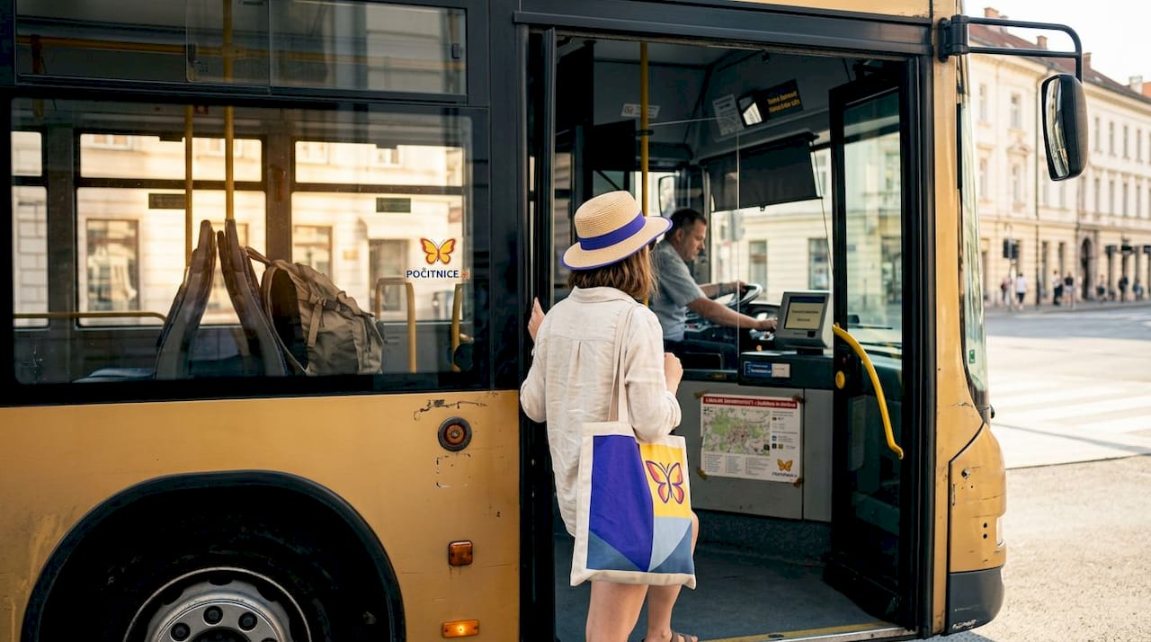 Ženska vstopa na avtobus ob obali Costa Brave.
