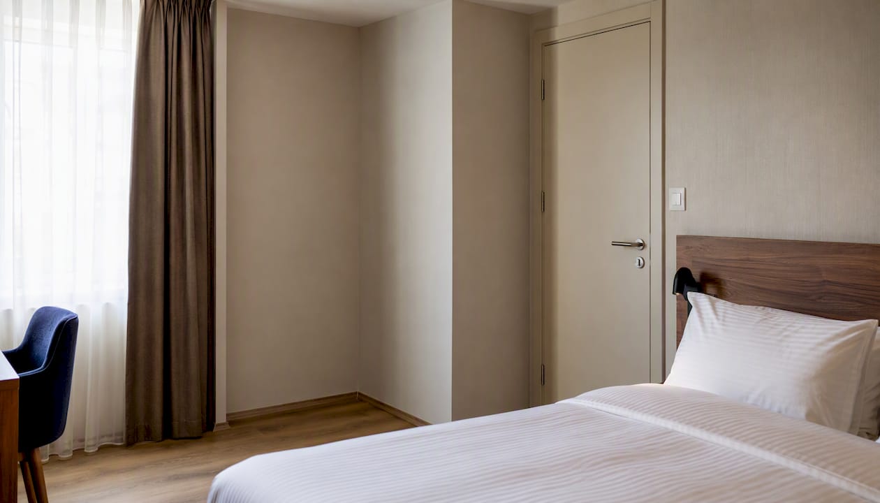 Enoposteljna hotelska soba brez kuhinje