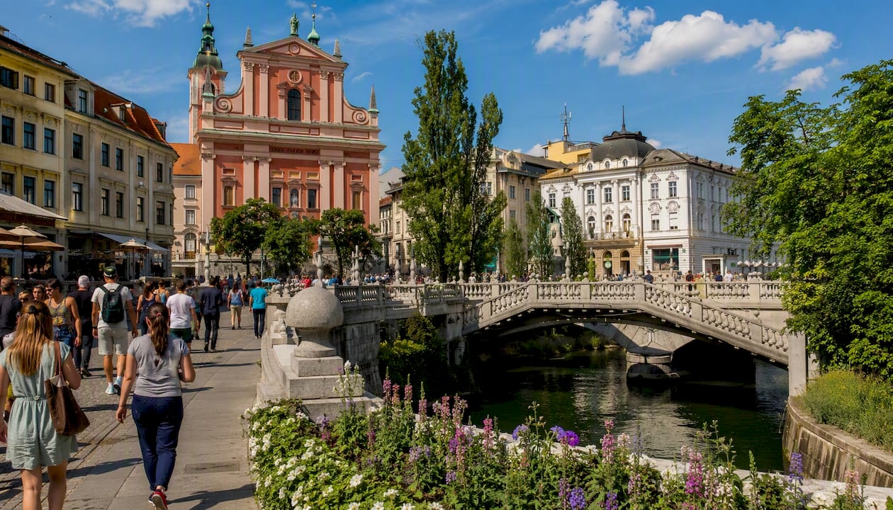 Pogled na Prešernov trg v Ljubljani skozi oči turistov