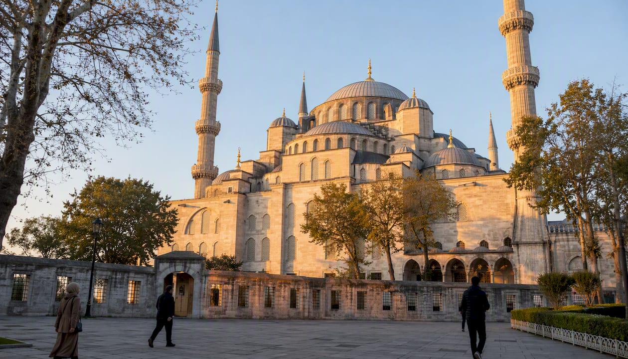 Modra mošeja v Istanbulu v nežni jutranji svetlobi ponuja prav posebno doživetje – njena veličastna zunanjost pride v tem času še bolj do izraza.