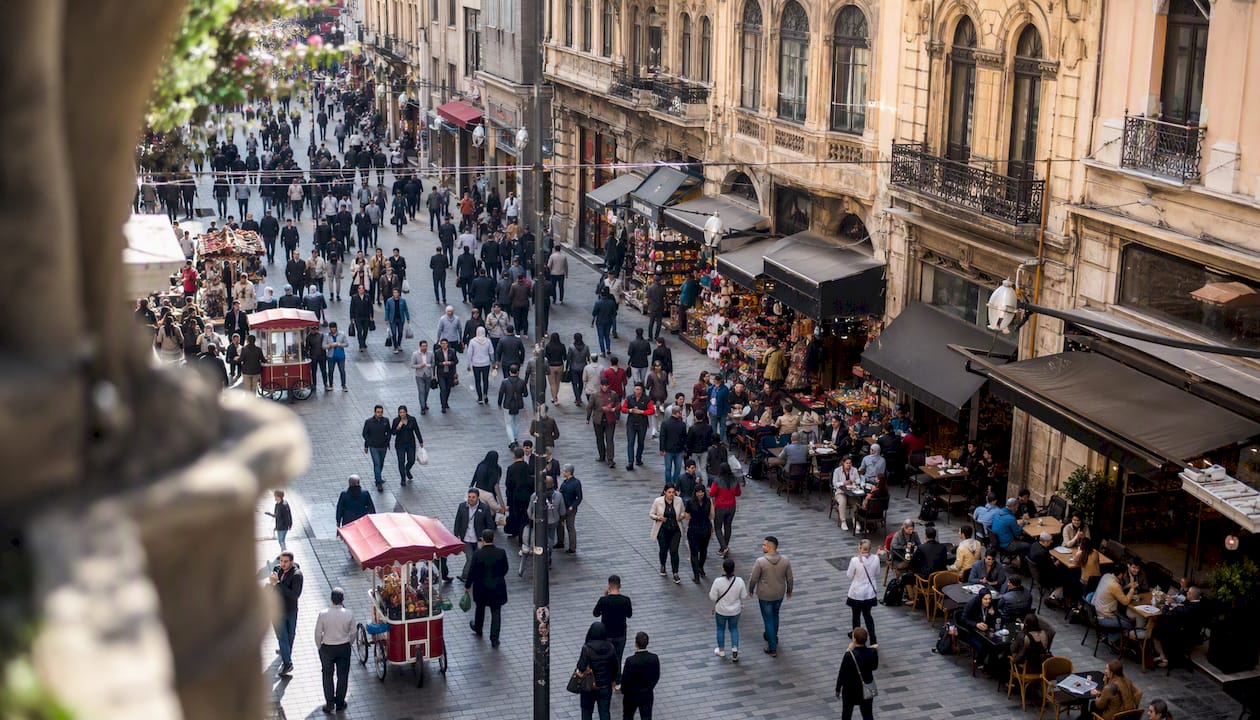 Živahna ulica Istiklal v središču Istanbula, kjer se vsak dan sprehaja nepregledna množica ljudi.