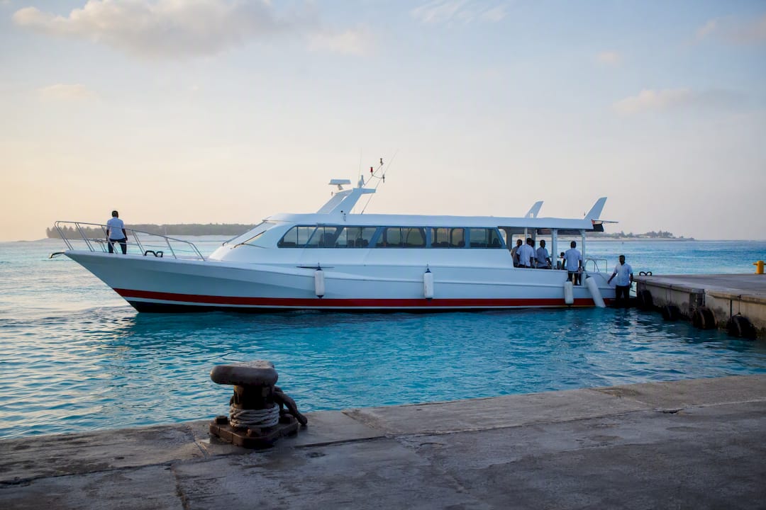 Hitri čoln na pomolu letališča na Maldivih, pripravljen na prevoz do otoka