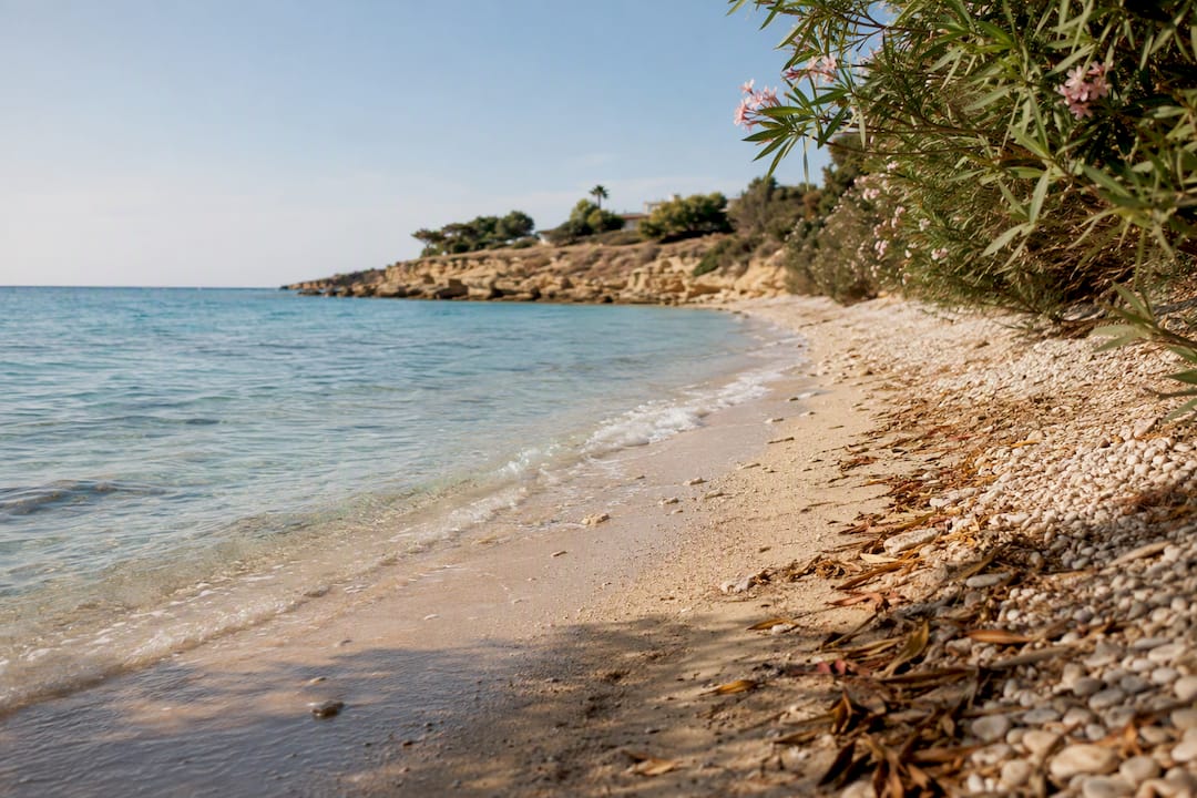 Razgled na ciprsko plažo s kristalno modro vodo
