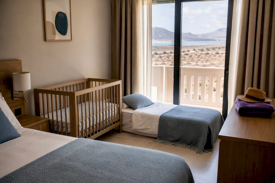 Hotelska soba z otroško posteljico