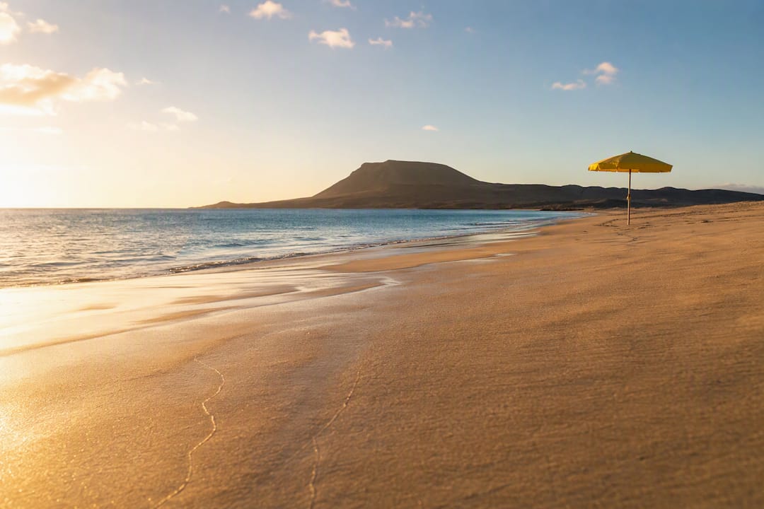 Tiha peščena plaža na Lanzarote novembra