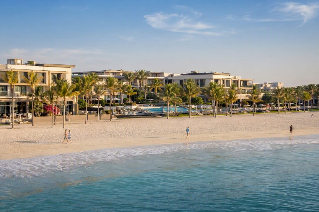 Peščena plaža ob hotelskem kompleksu v Dubaju