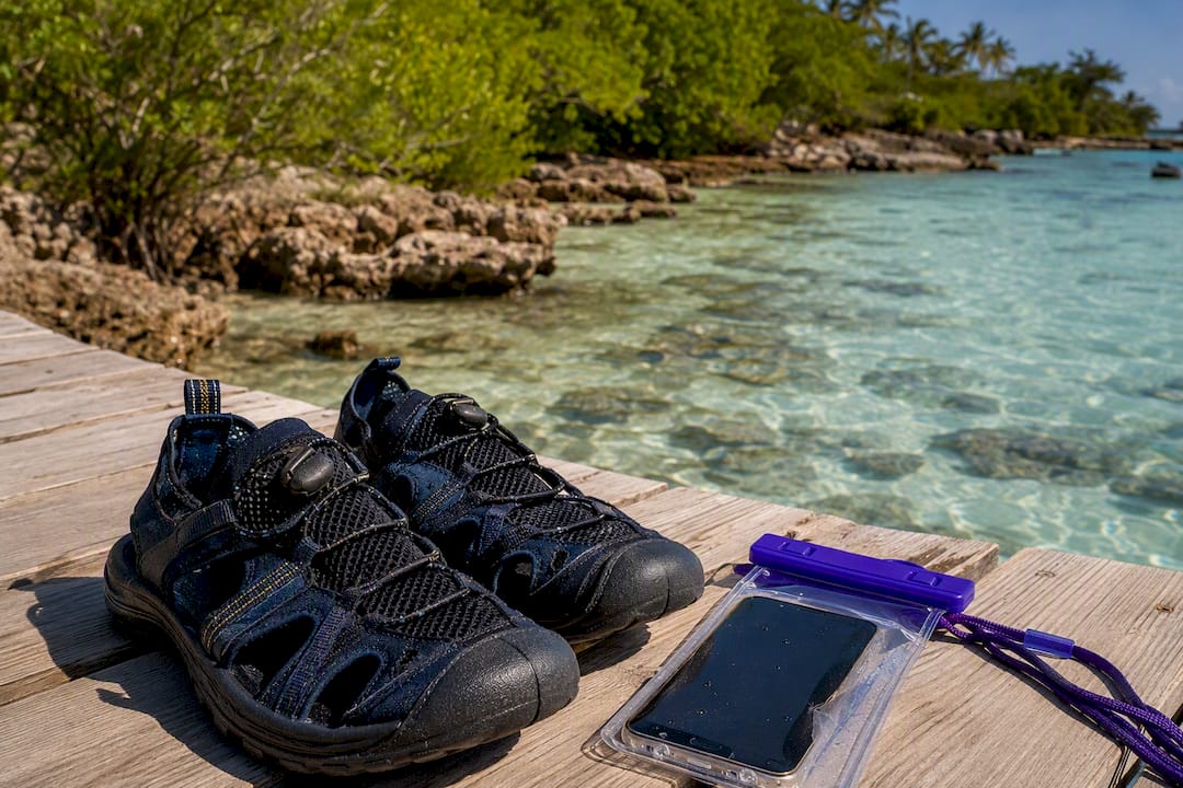 Vodoodporna torbica in sandali ob obali Bayahibe