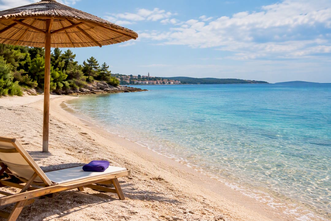 Sproščena peščena plaža na otoku Rabu