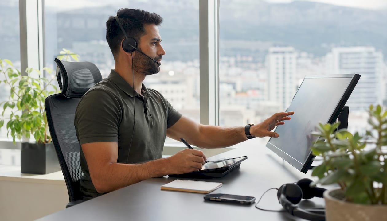Dispatcher updating airport transfer bookings