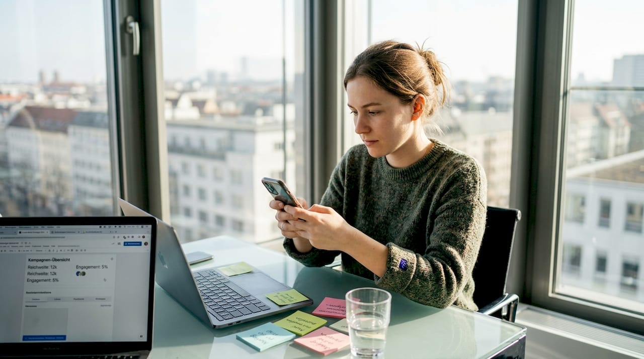 Marketingverantwortliche prüft die aktuelle Performance der Social-Media-Kampagne.