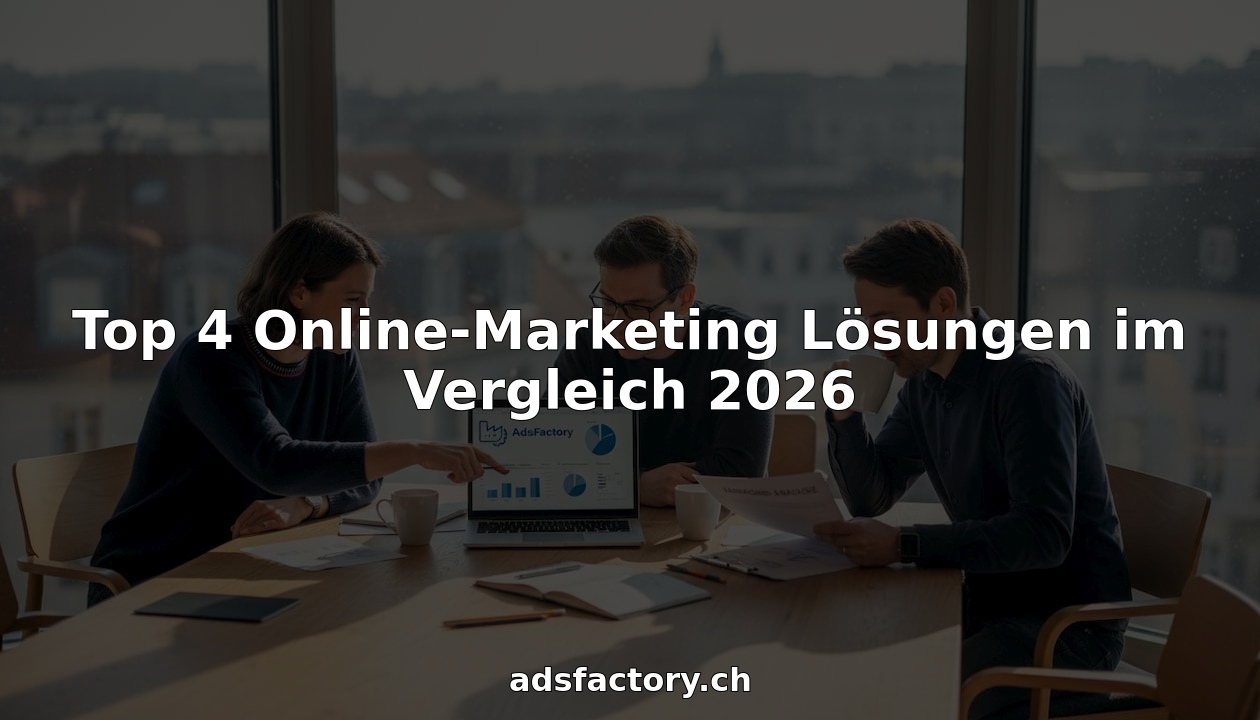 Im Büro tauscht sich das Marketing-Team über neue Online-Strategien aus.