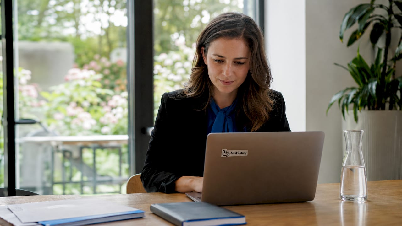 Eine Frau legt am Laptop die Ziele ihrer Werbekampagne fest.