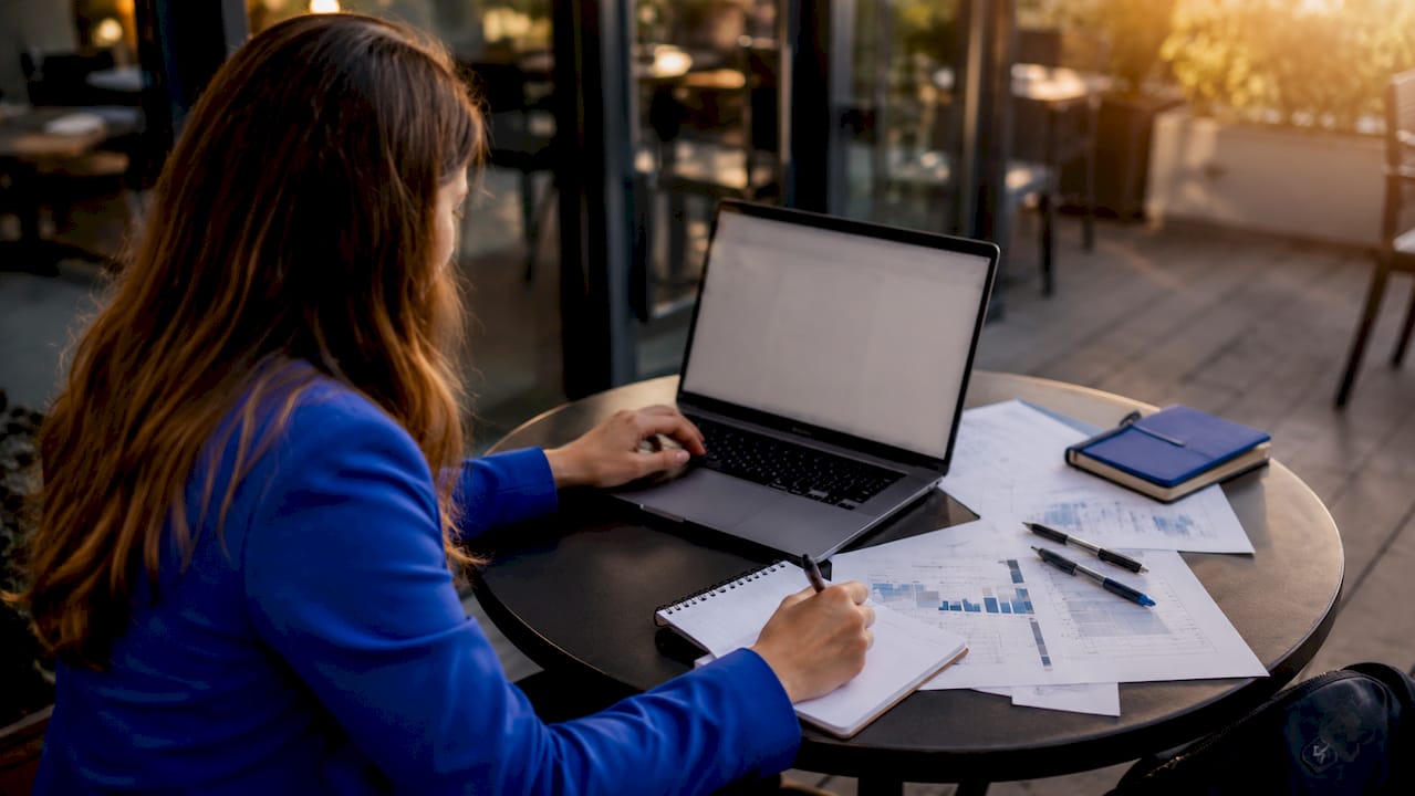 Ein Marketingexperte plant am Laptop das Budget für die nächste Kampagne.