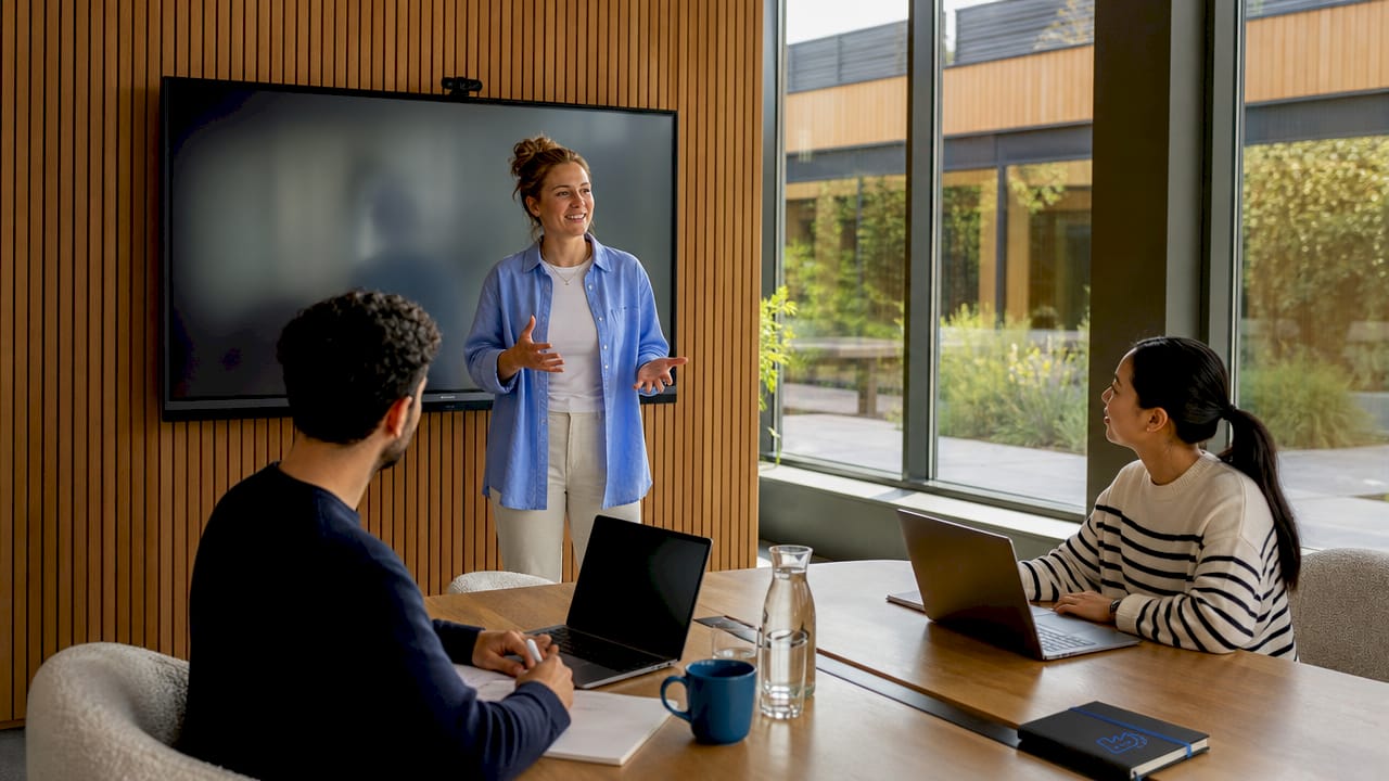 Das Marketing-Team tauscht sich beim Strategie-Workshop über neue Konzepte und Ziele aus.