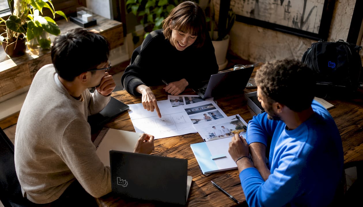 Im Teammeeting analysiert das Marketing die Konkurrenz und tauscht sich über aktuelle Marktdaten aus.