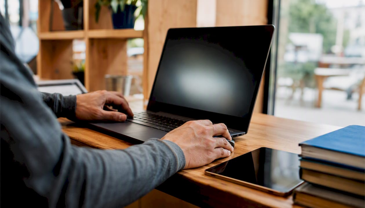 Jemand richtet gerade Tools für Marketing-Automatisierung ein