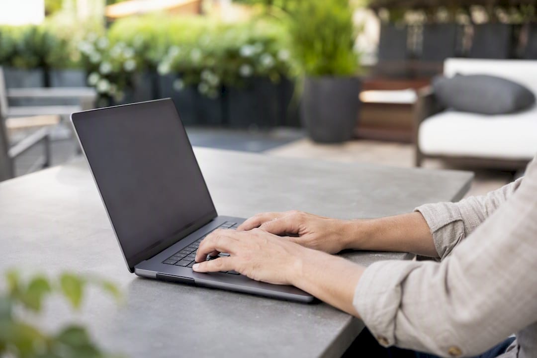 Hände, die Produktattribut-Daten am Laptop ordnen