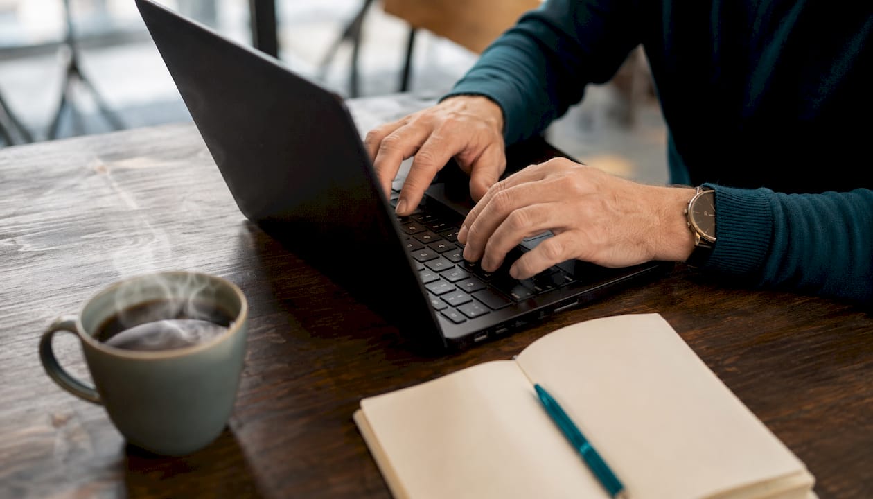 Un homme travaille sur son ordinateur, analysant des données axées sur l’inclusion.