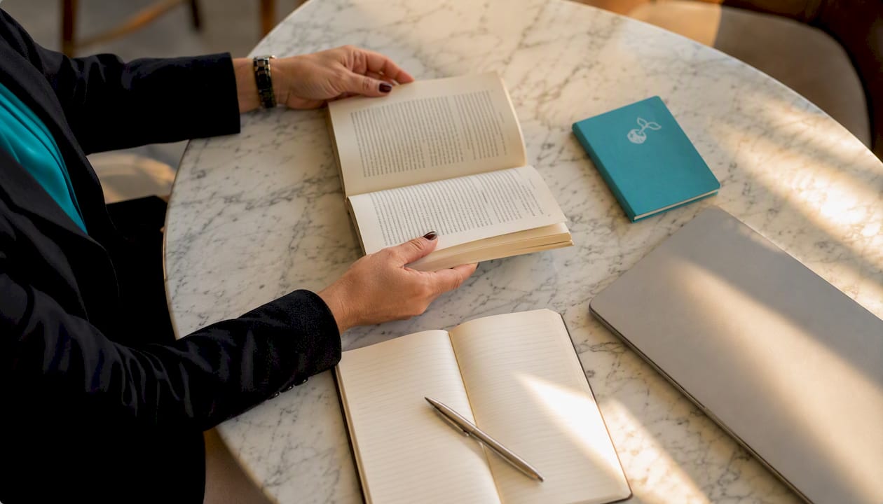 Consultation du guide pratique des droits de l’Homme au bureau