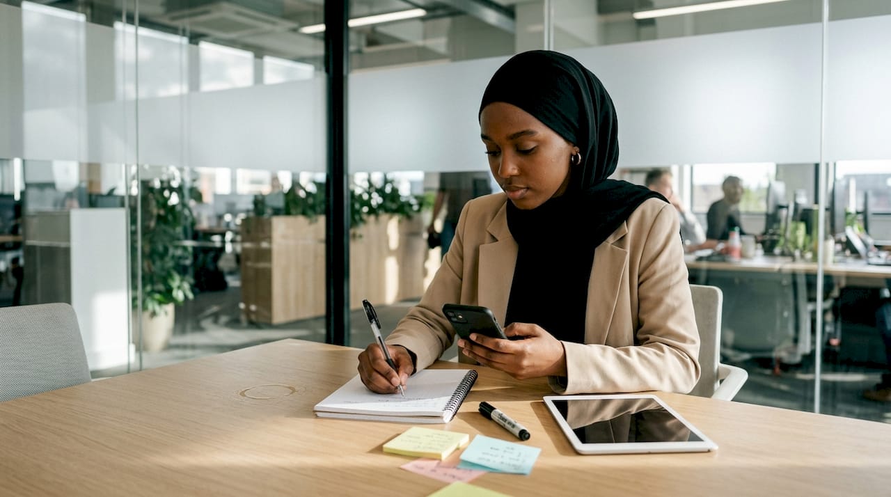 Web Design Dubai 1 Web designer tests mobile site in Dubai